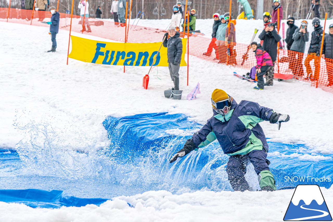 富良野スキー場｜季節は、まだ冬？それとも…？小雪が舞い、たくさんの雪が残る富良野スキー場で、春の恒例イベント『春スキー池渡り大会』開催(^^)/